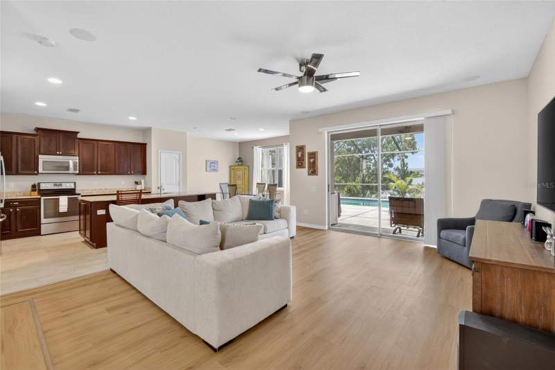 4 bedroom Single Family Residence at 6207 Magnolia Park Blvd, Magnolia Park, Riverview — photo 2