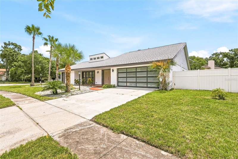 4 bedroom Single Family Residence at 8215 La Serena Drive, Lago Vista Unit 2, Tampa — photo 2