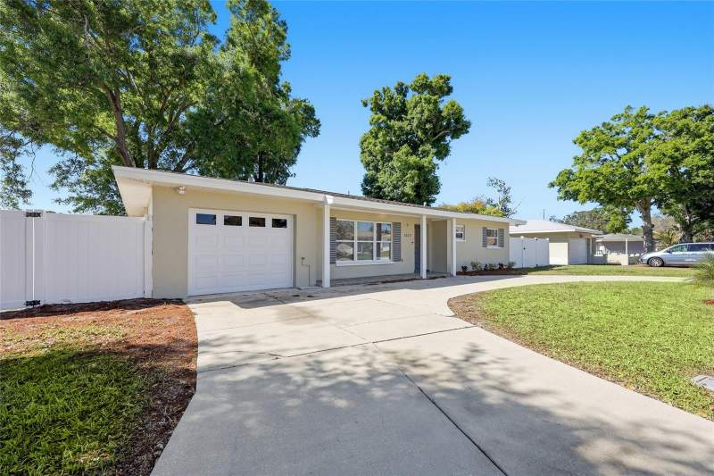 3 bedroom Single Family Residence at 1817 HUNT LANE, DOUGLAS MANOR ESTATE, CLEARWATER — photo 1