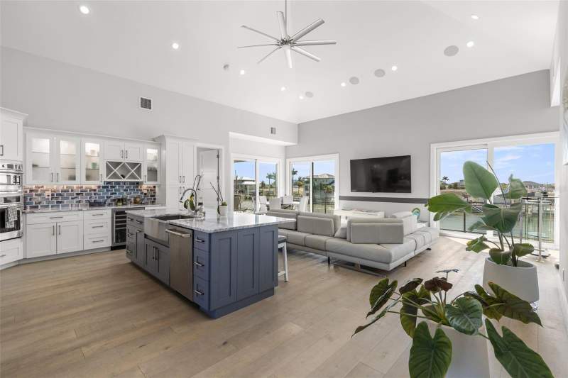 4 bedroom Single Family Residence at 7966 1st Avenue, South Cswy Isle 2nd Add, St Petersburg — photo 4