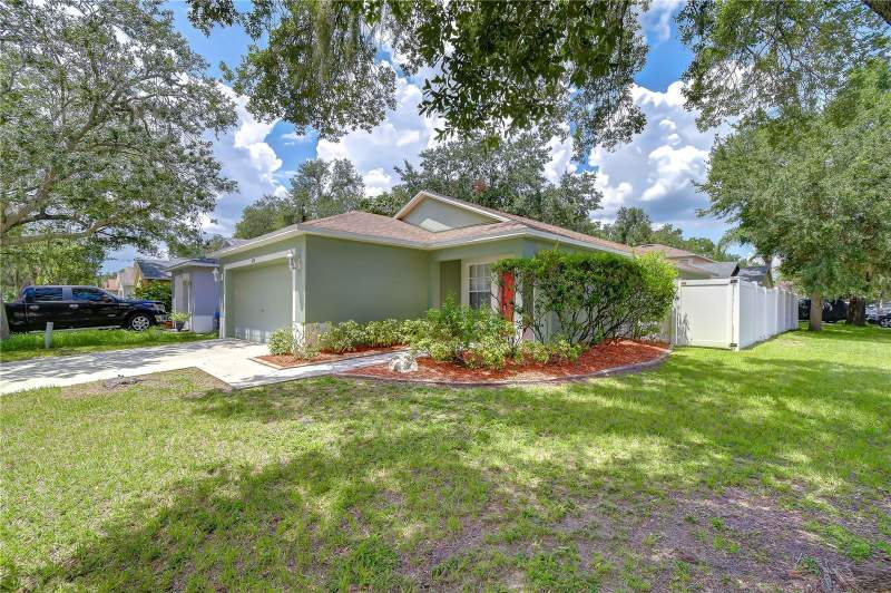 3 bedroom Single Family Residence at 8736 Morrison Oaks Court, Bridgeford Oaks Ph 2, Temple Terrace — photo 2