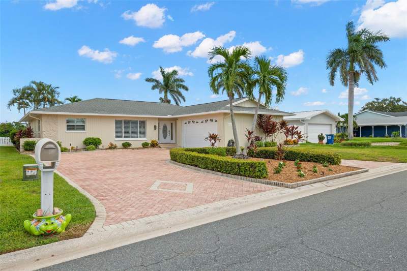 3 bedroom Single Family Residence at 12305 4th Street, Capri Isle Sub, Treasure Island — photo 3