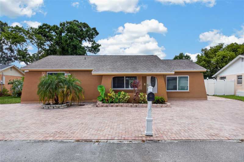 4 bedroom Single Family Residence at 6711 Glen Forest Court, Timberlane Sub Unit 6, Tampa — photo 1