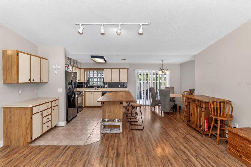 3 bedroom Single Family Residence at 2512 Pine Tree Drive, Florida Shores 01, Edgewater — photo 2