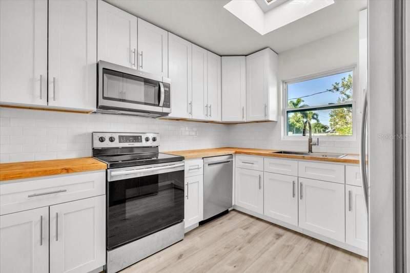 3 bedroom Single Family Residence at 400 Dalton Boulevard, Port Charlotte Sec 004, Port Charlotte — photo 3