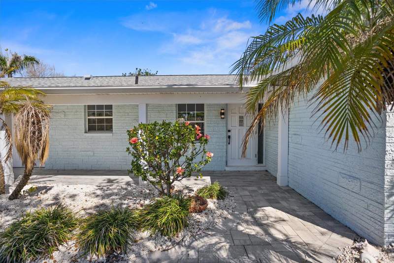 3 bedroom Single Family Residence at 10001 S Yacht Club Drive, Paradise Island 4th Add, Treasure Island — photo 4