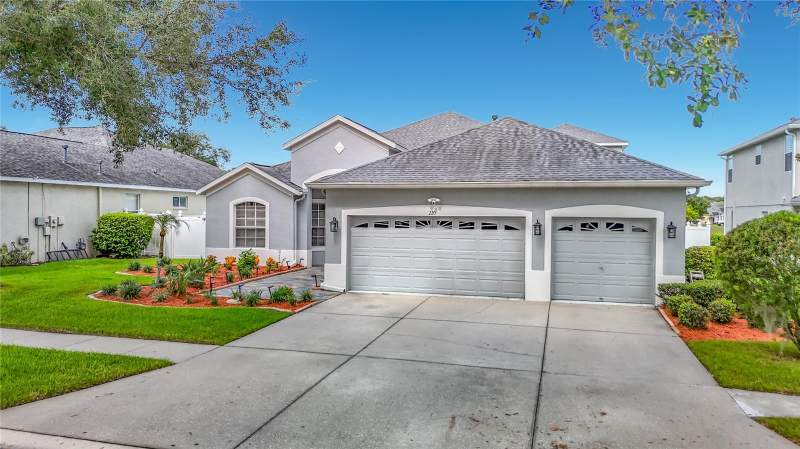 4 bedroom Single Family Residence at 220 Ronja Lane, Bonterra, Valrico — photo 2