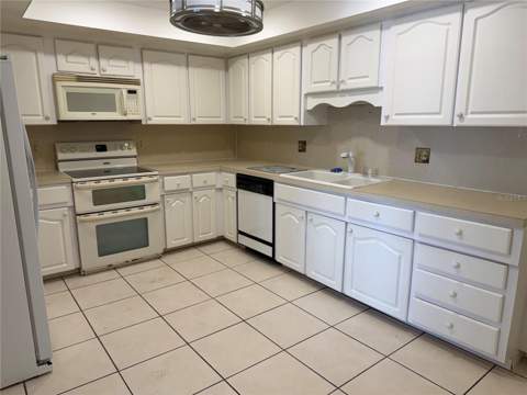 5200 Brittany Drive #609, St Petersburg FL - photo 10 of 15