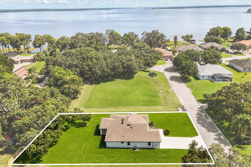 4 bedroom Single Family Residence at 321 Water Shore Drive, Leesburg Waters Edge Sub, Leesburg — photo 2