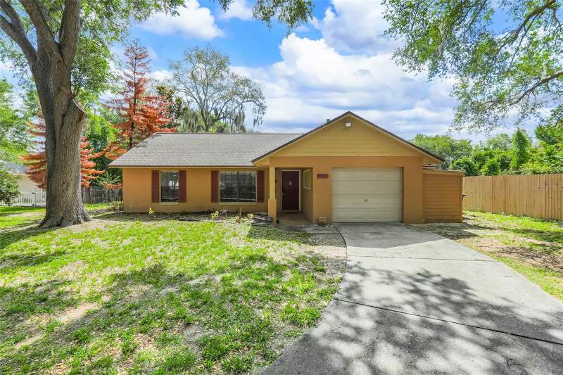 207 HOWARD COURT home for sale in Mascotte Twin Oaks