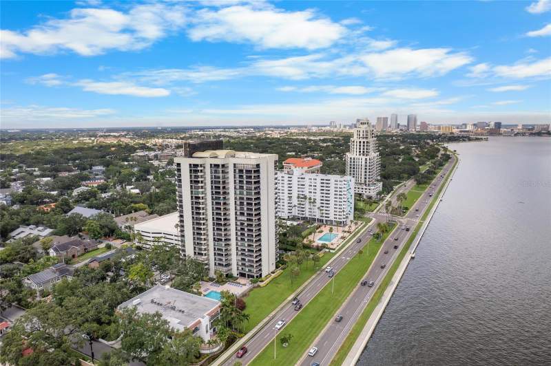 Atrium On The Bayshore