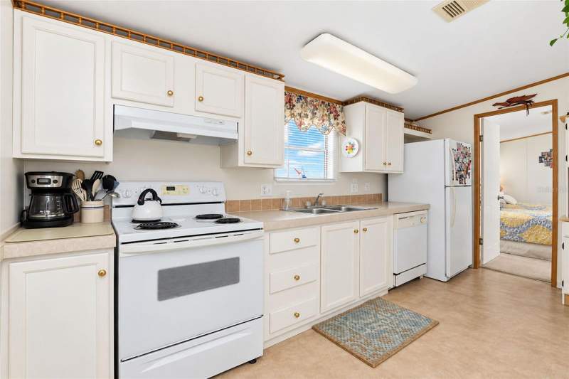 2 bedroom Manufactured Home at 7337 Hedwig Court, Village Hol Lake 01, Port Charlotte — photo 4