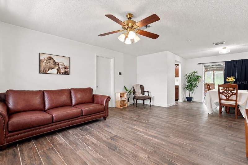 3 bedroom Single Family Residence at 1085 Eagles Nest Avenue, Deltona Lakes Unit 10 In 25 & 36 18 30, Deltona — photo 2
