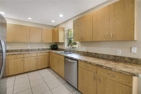 305 W Fountain Street, Fruitland Park FL - photo 8 of 38