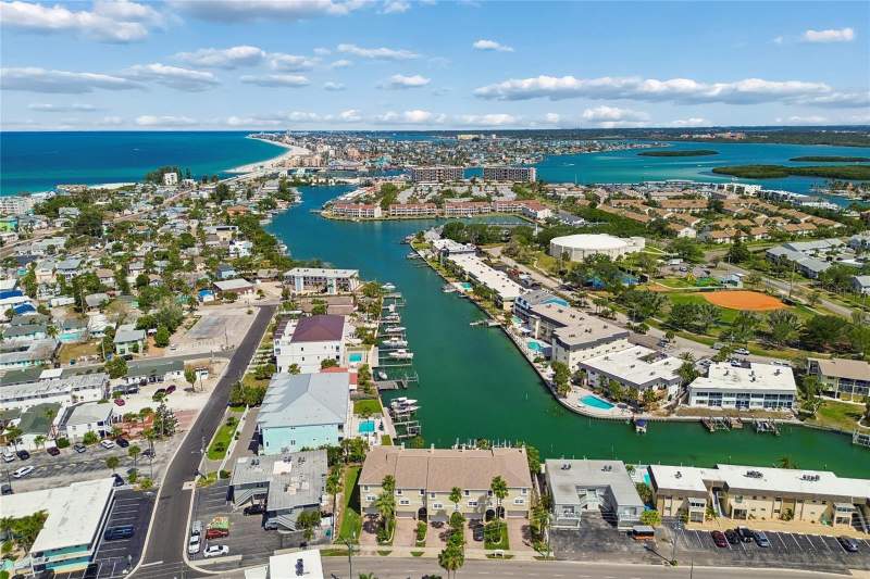 3 bedroom Townhouse at 152 117th Avenue, Island Twnhms Treasure Island, Treasure Island — photo 3