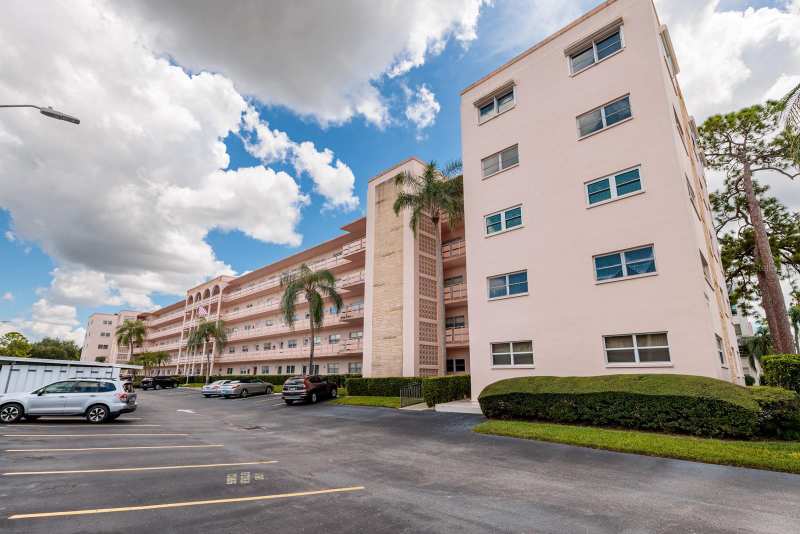 2 bedroom Condominium at 5623 80th Street #504, Five Towns Of St Pete, St Petersburg — photo 1