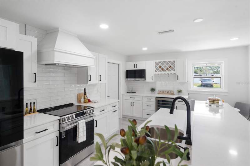 3 bedroom Single Family Residence at 1715 Delaware Avenue, Shore Acres Thursbys 2nd Rep, St Petersburg — photo 4