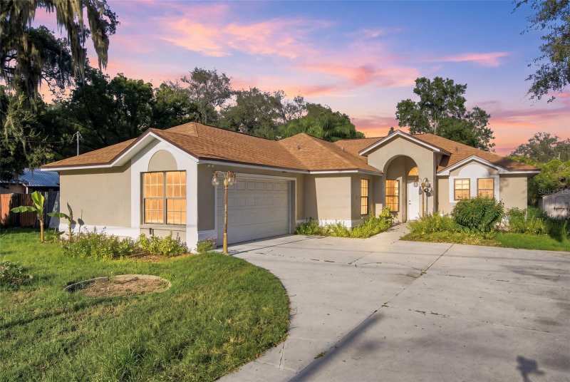 4 bedroom Single Family Residence at 207 Limona Road, Brandon, Brandon — photo 1