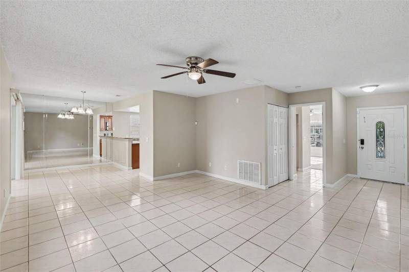 3 bedroom Single Family Residence at 301 Regal Park Drive, Valrico Manor Unit 2, Valrico — photo 4