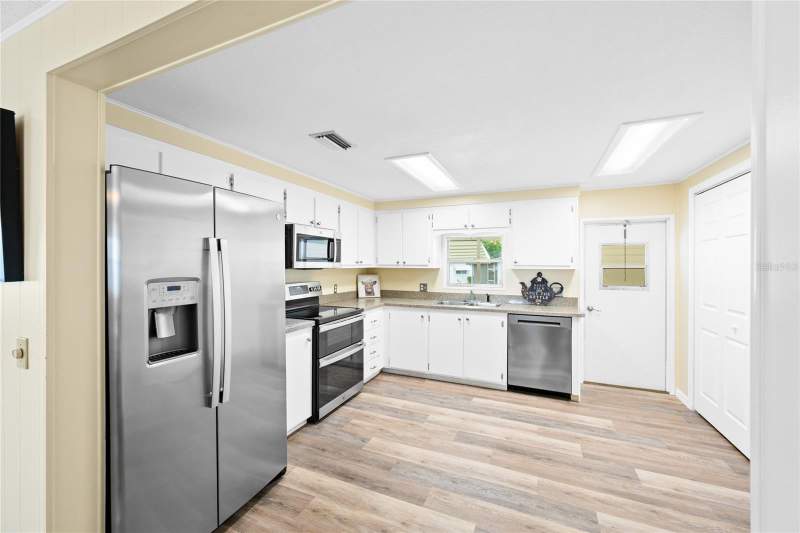 2 bedroom Mobile Home at 150 Azalea Trail, Hawthorne At Leesburg A Coop, Leesburg — photo 4
