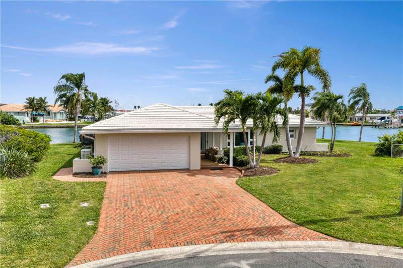 3 bedroom Single Family Residence at 11625 6th Street, Capri Isle Sub, Treasure Island — photo 2