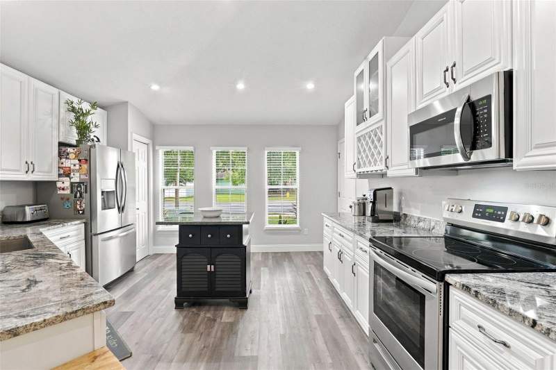 4 bedroom Single Family Residence at 430 Deanna Circle, Willow Rdg, Deland — photo 2