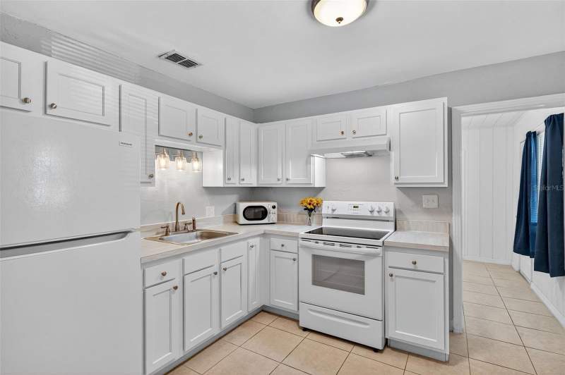 3 bedroom Single Family Residence at 2401 19th Street, Lakeview Grove, St Petersburg — photo 3