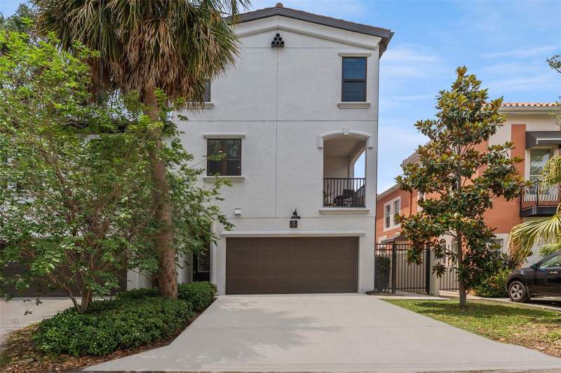 Albany Gardens TownhomesHomes for Sale in Tampa, FL