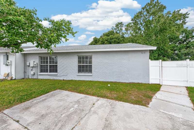 3 bedroom Single Family Residence at 1219 Mohrlake Drive, Heather Lakes Unit Xvii, Brandon — photo 1