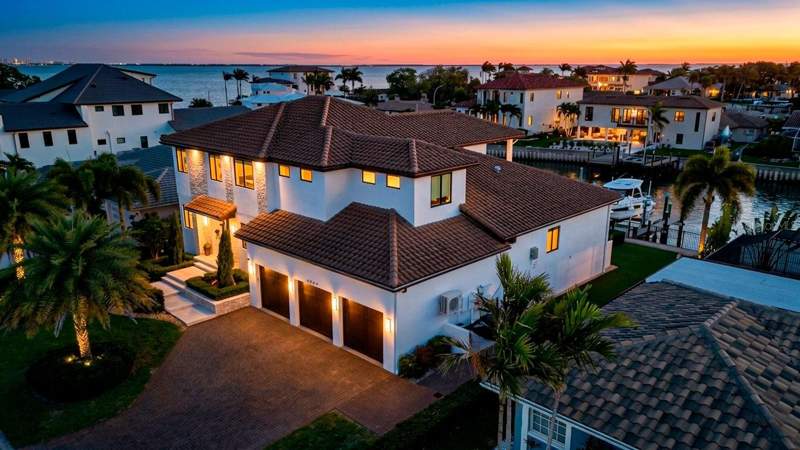 5 bedroom Single Family Residence at 2060 Illinois Avenue, Venetian Isles, St Petersburg — photo 3