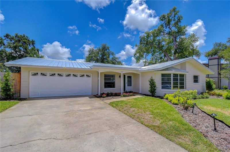 4 bedroom Single Family Residence at 2167 Lakeview Road, Oak Grove Estate Add, Clearwater — photo 1
