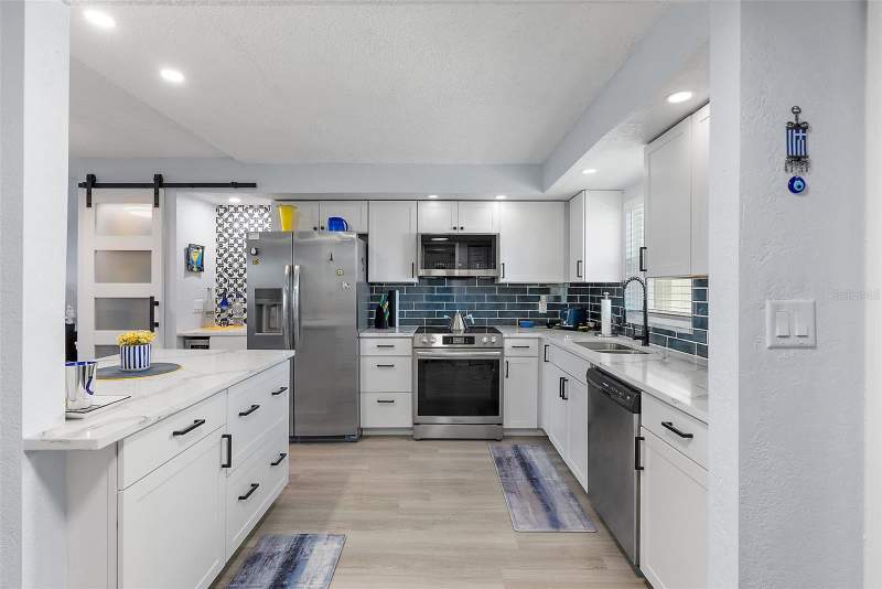 1 bedroom Condominium at 4725 Cove Circle #704, Columbia Towers Condo, St Petersburg — photo 4