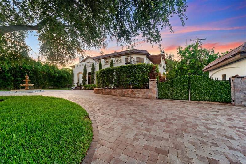 5 bedroom Single Family Residence at 4555 W Swann Avenue, Beach Park, Tampa — photo 4