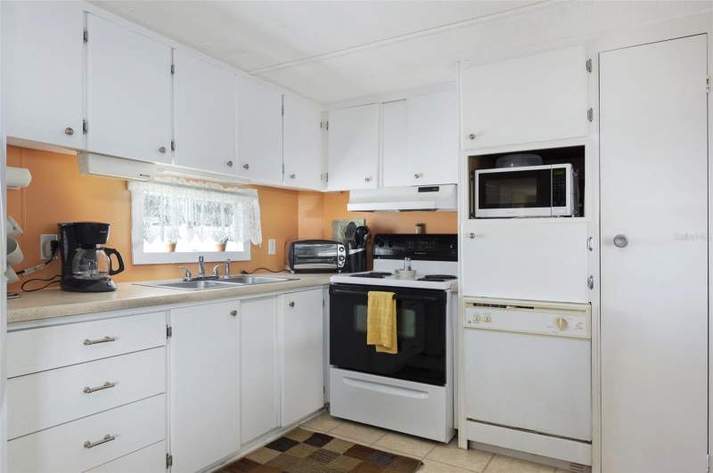 2 bedroom Mobile Home at 4368 72nd Way #111, Magnolia Manor Mobile Home Park Unrec, St Petersburg — photo 5