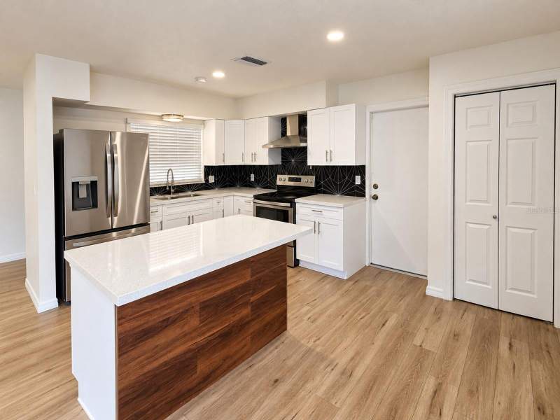 4 bedroom Single Family Residence at 4437 Dolphin Drive, Del Rio Estates Unit 10, Tampa — photo 4