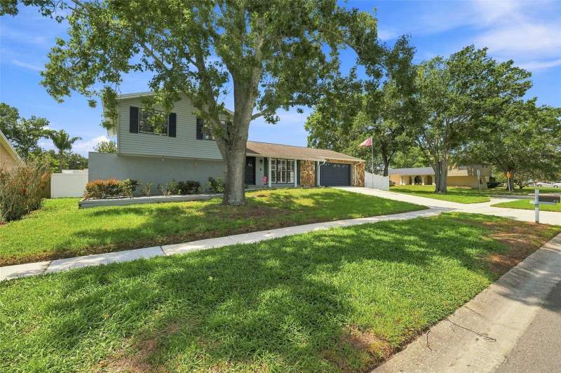 4 bedroom Single Family Residence at 15868 Country Lake Drive, Country Place West Unit II, Tampa — photo 2