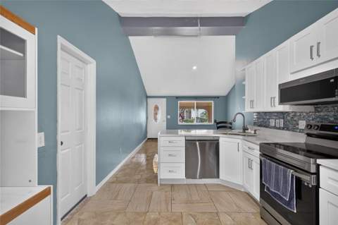 6711 Glen Forest Court, Tampa FL - photo 6 of 45
