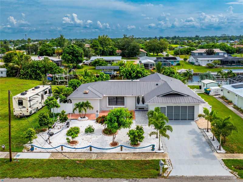 3 bedroom Single Family Residence at 137 Dowling Avenue, Port Charlotte Sec 006, Port Charlotte — photo 1