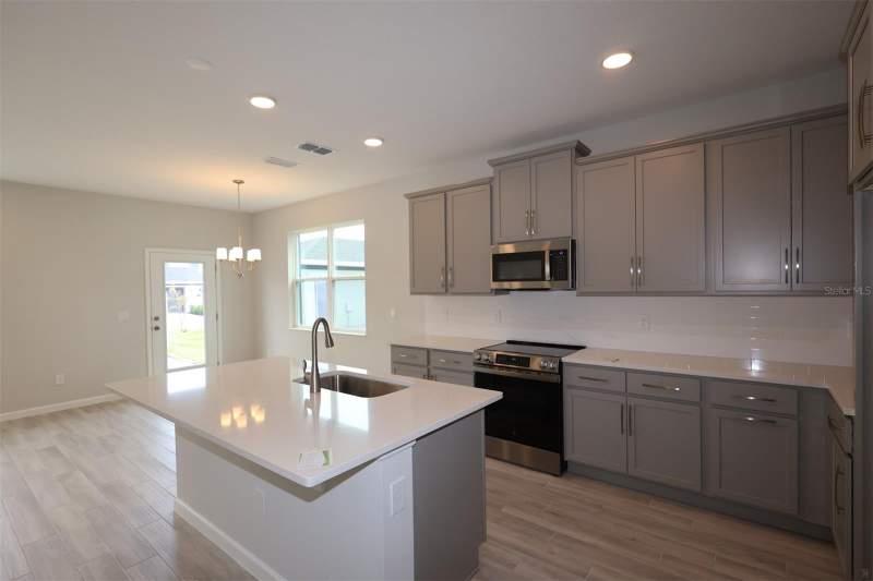 3 bedroom Townhouse at 1405 Hyde Street, Center Lake On The Park, St Cloud — photo 2