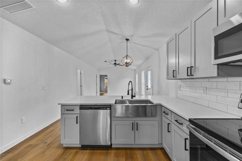 3 bedroom Single Family Residence at 1012 E Hazzard, Eustis Hogans Sub, Eustis — photo 4