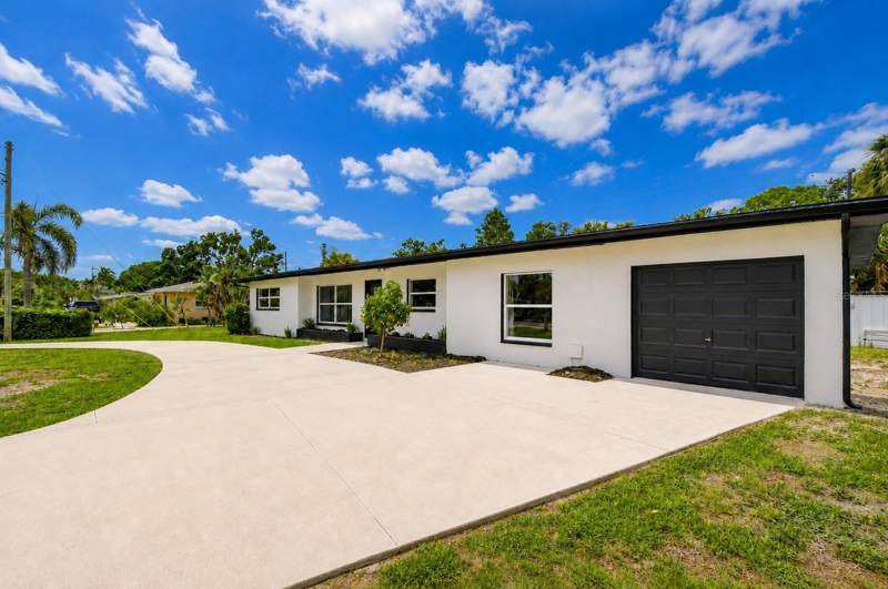 4 bedroom Single Family Residence at 6871 4th Street, Harbor Lights Blk 3 Rep, St Petersburg — photo 4
