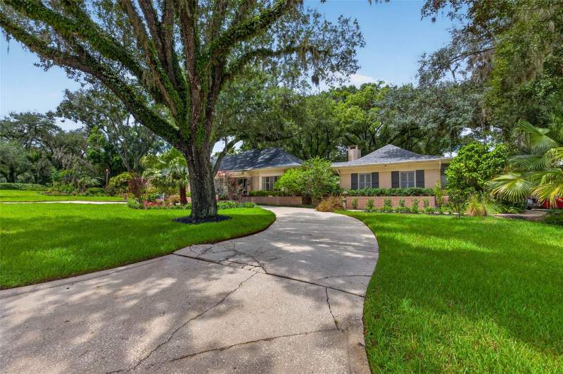 4 bedroom Single Family Residence at 602 S Riverhills Drive, Temple Terrace Estates Sec 22, Temple Terrace — photo 2