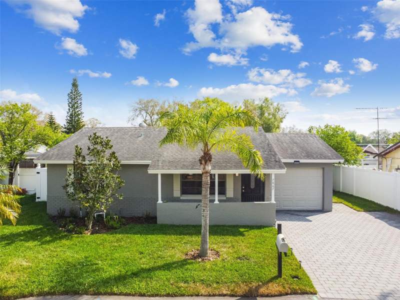 3 bedroom Single Family Residence at 7607 Woodland Oaks Court, Timberlane Sub Unit 3A, Tampa — photo 2