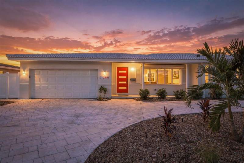 3 bedroom Single Family Residence at 2440 S Shore Drive, Tropical Shores 2nd Add, St Petersburg — photo 2