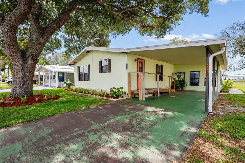 2 bedroom Manufactured Home at 36428 Malibu Way, Oaks Royal, Zephyrhills — photo 2