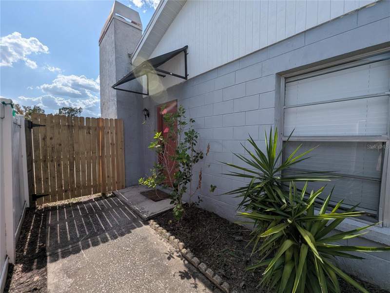 3 bedroom Single Family Residence at 1209 Mohrlake Drive, Heather Lakes Unit Xvii, Brandon — photo 2