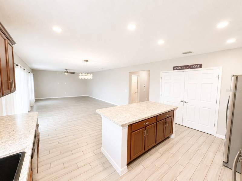 5 bedroom Single Family Residence at 352 Blue Lake Circle, Fieldstone At Cypress Woods West, Kissimmee — photo 4