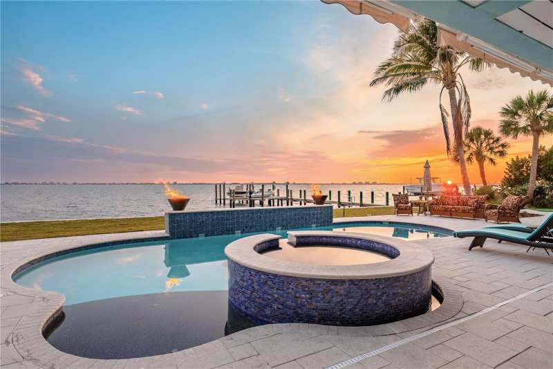 5 bedroom Single Family Residence at 350 S Shore Drive, Sapphire Shores Resub, Sarasota — photo 1