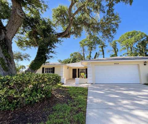5624 Palm Aire Drive #V105, golf community for sale in Sarasota