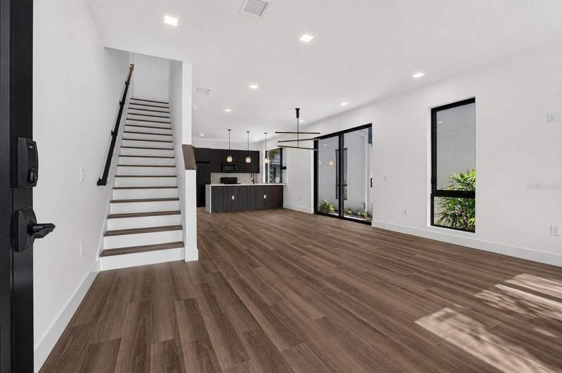 2 bedroom Townhouse at 100 36th Street, Junction Twnhms, St Petersburg — photo 4